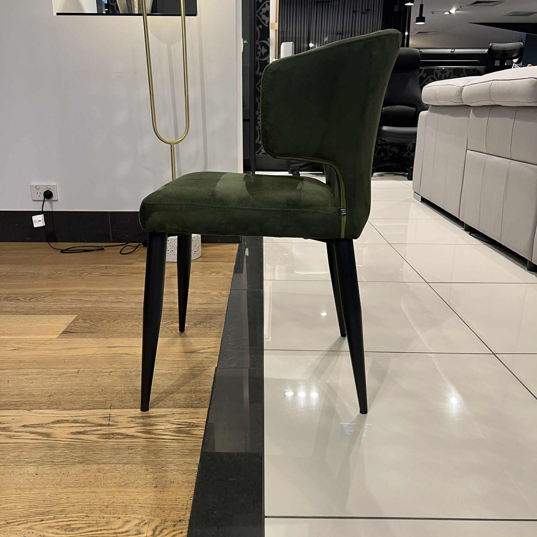 Veyron Round Dining Table with 4 Noa Dining Chairs Clearance