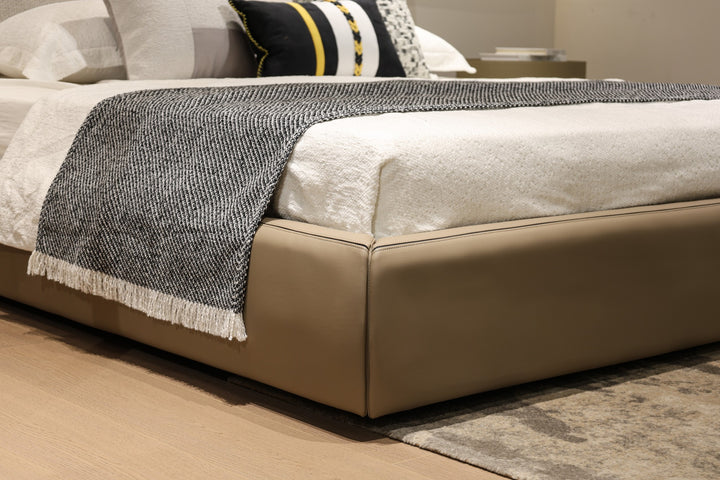 GC2547 Upholstered Bed