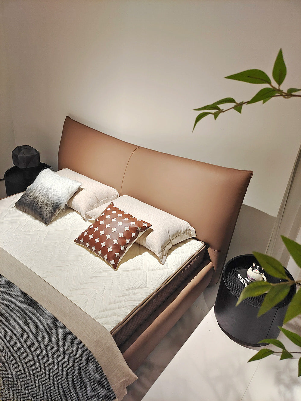 GC2311 Modern Leather Up-holstered Bed