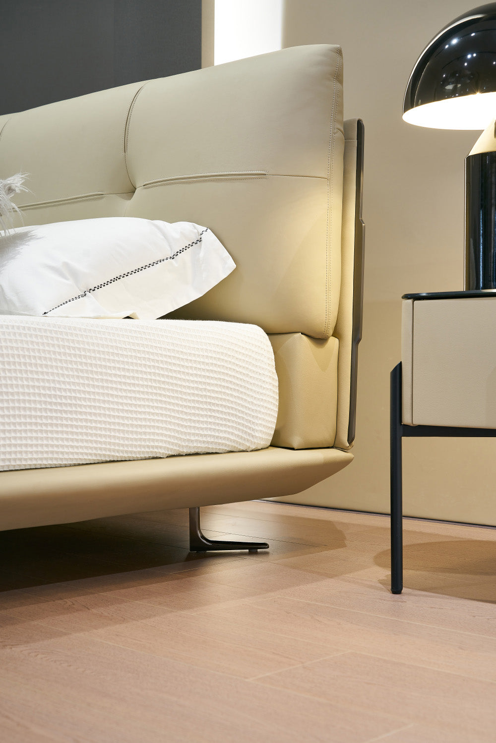 GC2322 Italian Minimalist Tufted Upholstered Bed