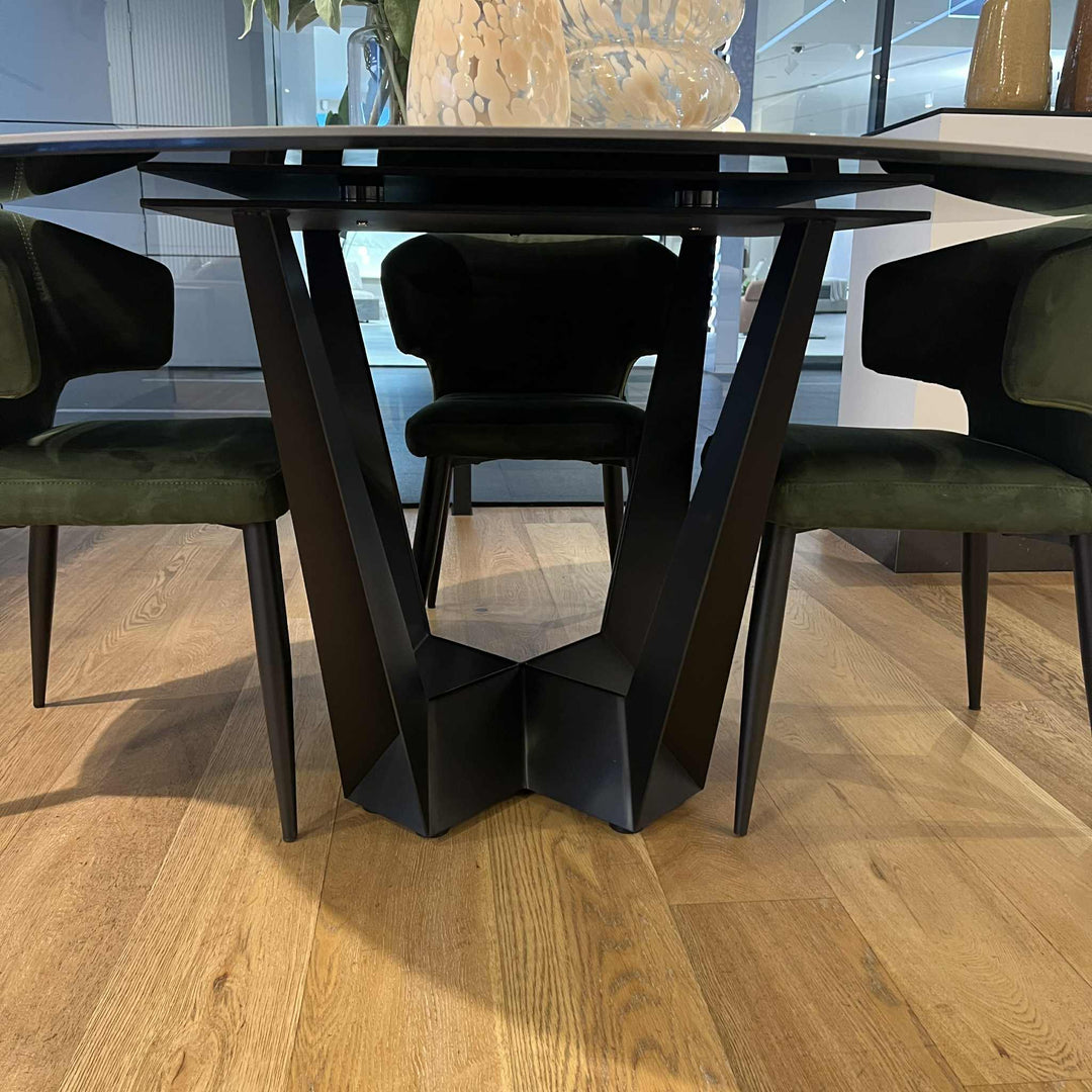 Veyron Round Dining Table with 4 Noa Dining Chairs Clearance